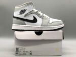 Air Jordan 1 Mid ”Light Smoke Grey“