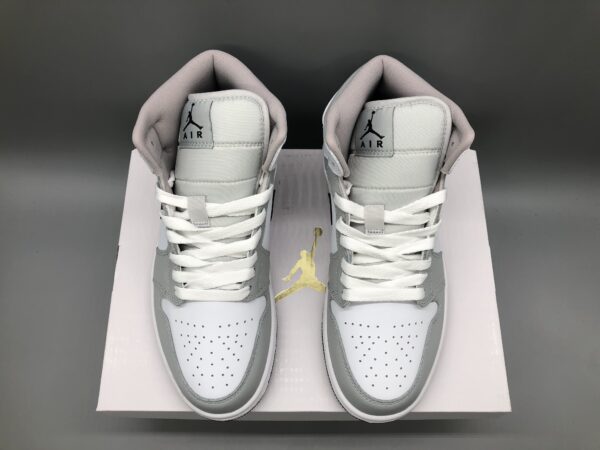 Air Jordan 1 Mid ”Light Smoke Grey“