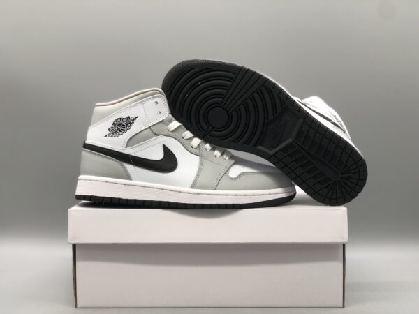 Air Jordan 1 Mid ”Light Smoke Grey“