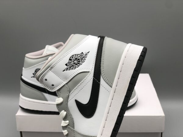 Air Jordan 1 Mid ”Light Smoke Grey“