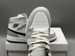 Air Jordan 1 Mid ”Light Smoke Grey“