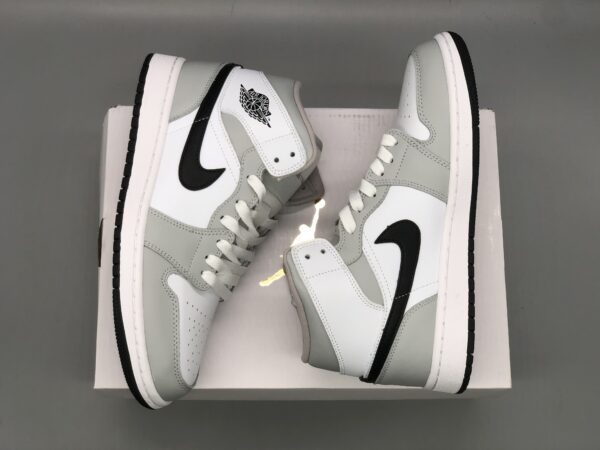 Air Jordan 1 Mid ”Light Smoke Grey“