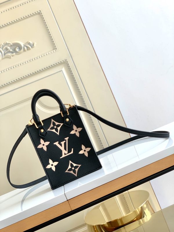 Louis Vuitton Size: 14.0 x 17.0 x 5.0 cm